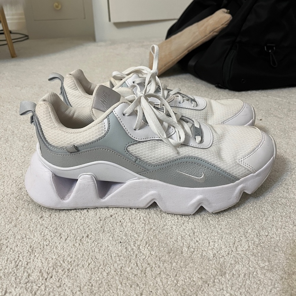 Nike Women's Ryz 365 Sneaker